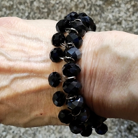 VINTAGE JET BLACK IRIDESCENT SHIMMERY CRYSTAL STRETCH BRACELET - Picture 8 of 8